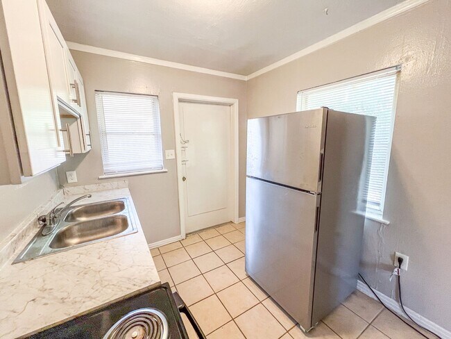 Building Photo - Nylic 14