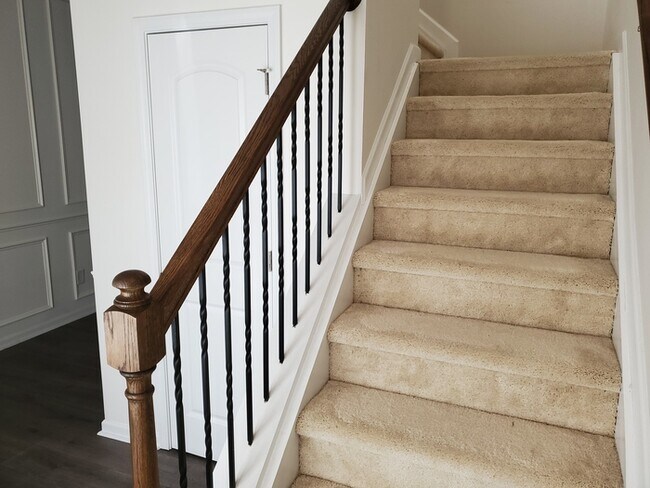 Building Photo - 2 Bedroom, 2.5 Baths End unit Townhome located in Townes at University East