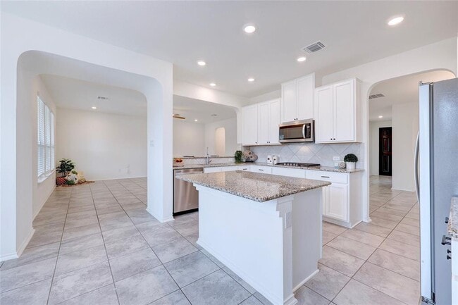 Building Photo - 1929 Stinnett Dr