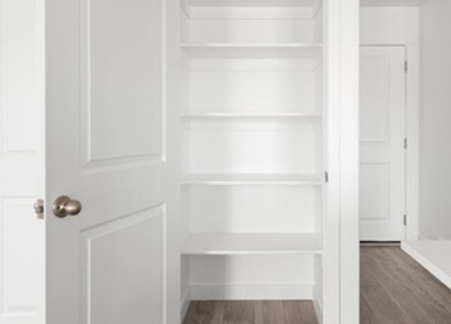 Building Photo - Like New 3 Bd 2.5 Bath Townhome