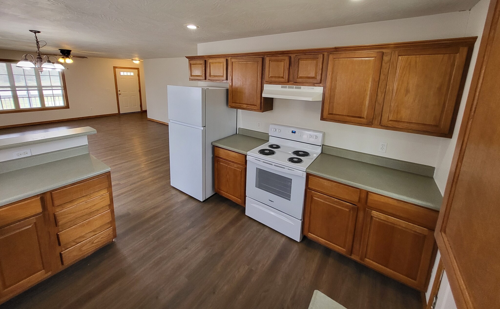 Range and Refrigerator - 2675 N National Ave