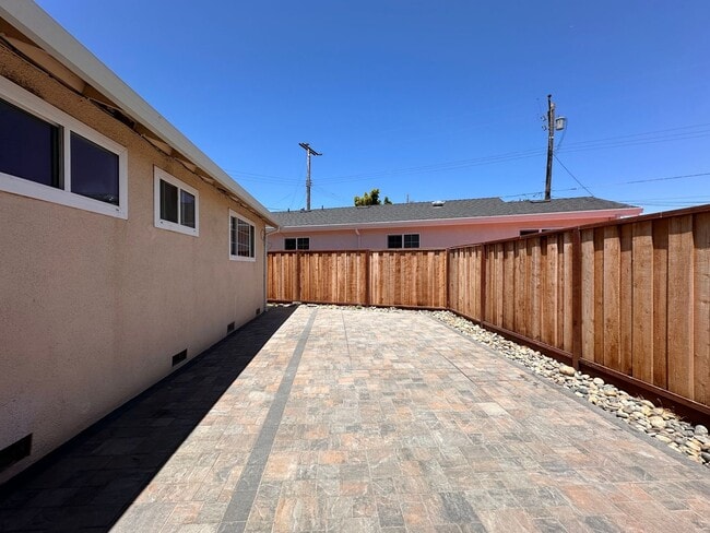 Building Photo - 4/2 W/ AC near San Tomas Expwy & El Camino...