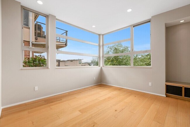 Building Photo - Gorgeous VIEW Townhome w/ 2 Master Suites in Coveted Eastlake
