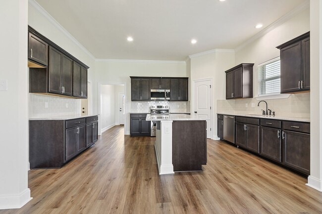 Building Photo - Must see single story 4 bed/3 full bath floor plan in sought after Fairview Gardens!