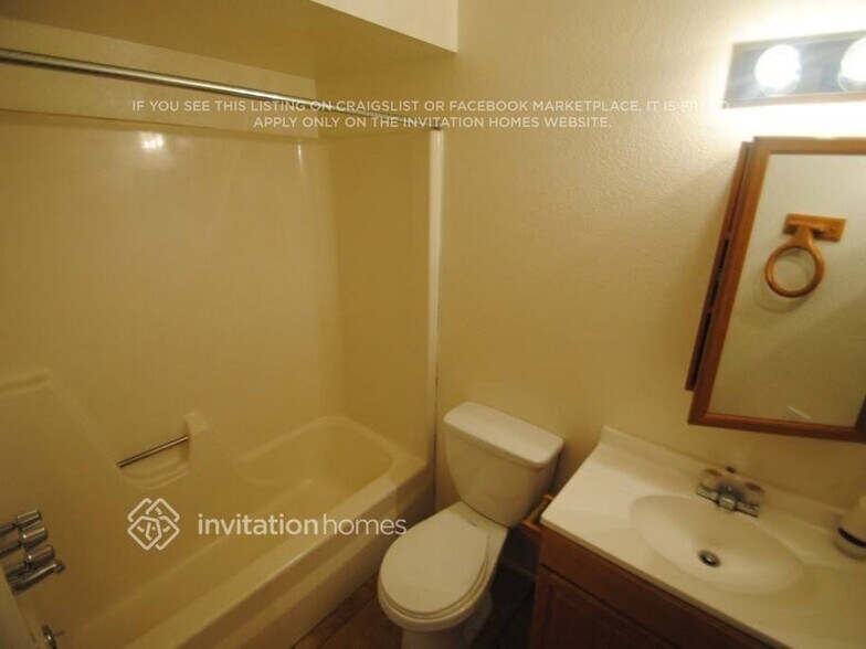 Building Photo - 8838 W Mercer Ln