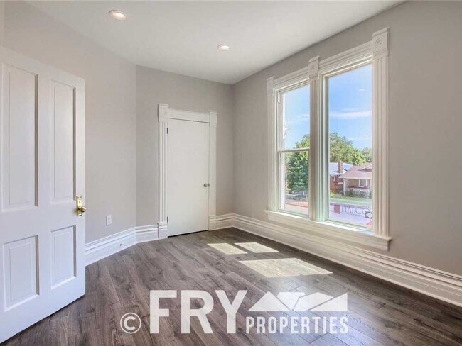 Building Photo - Beautiful, fully remodeled second floor du...