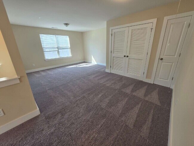 Building Photo - "Charming Kernersville Townhouse: Spacious 3-Bedroom Retreat with 2.5 Baths on Eastfall Street!"