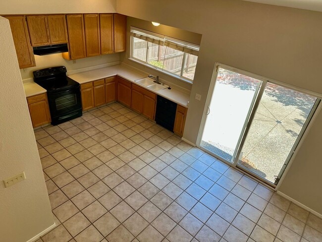 Building Photo - 3 bedroom 2.5 bathroom corner lot