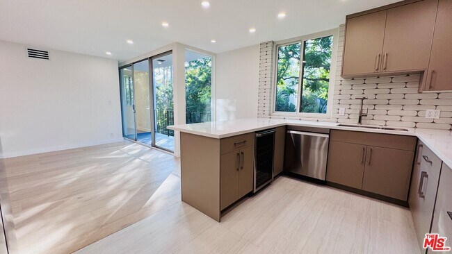 Building Photo - 414 N Palm Dr