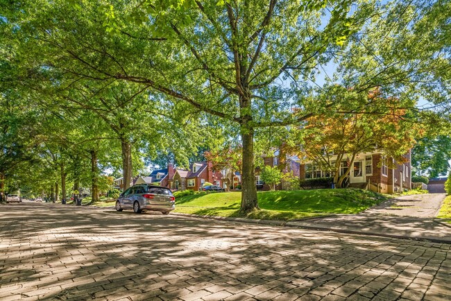 Building Photo - Quintessential Oakmont home walkable to th...