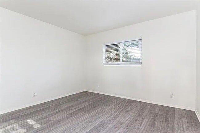 Building Photo - Newly on the Market.. Desirable 2/2 Condo