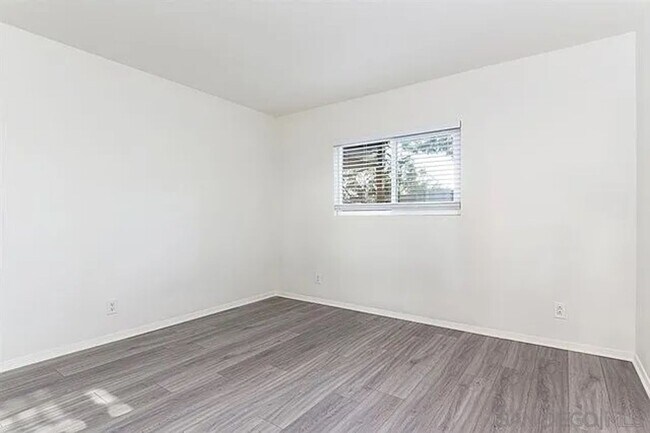 Building Photo - Pristine condo in the charming and quaint community of Lakeshore Villas 2/2 Pets OK With Owner Ap...