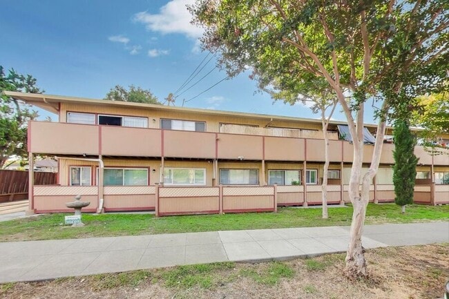 Building Photo - 22555 Linden St