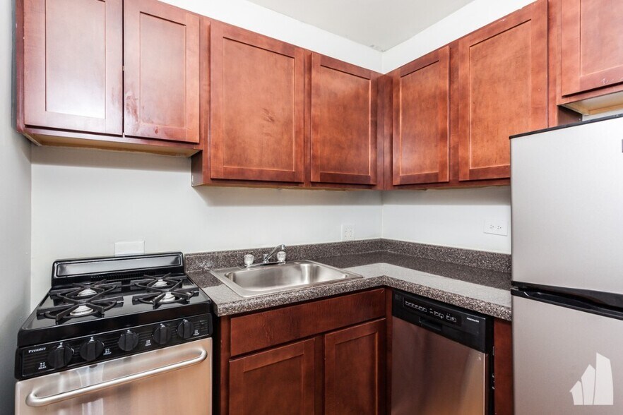 Building Photo - 849 W Cornelia Ave