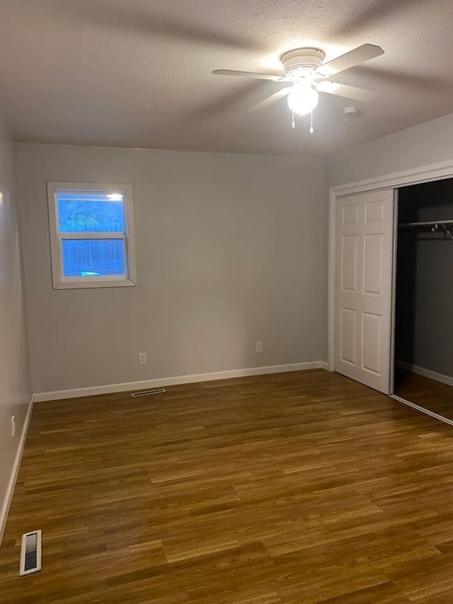 Building Photo - ~ RENT SPECIAL ~ HOLIDAY MERRINESS ~ 2 Bedroom, 1 bathroom West Side Apartment For Rent