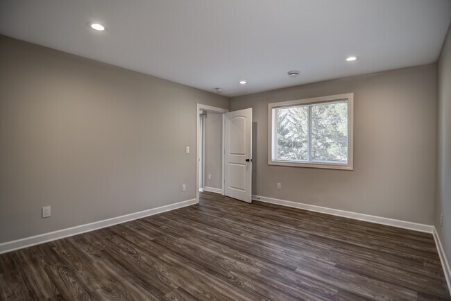 Building Photo - 1617 Charleston Dr