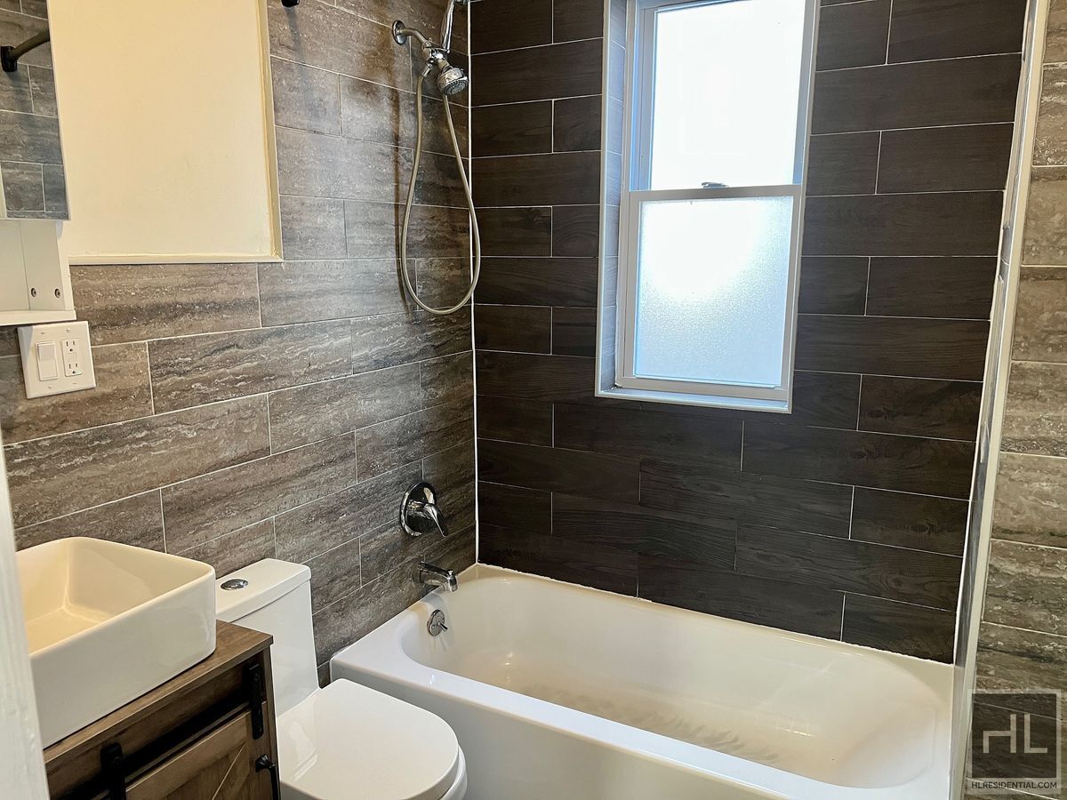 Building Photo - 4BR 1BA Floor Through Classic 7 w/ Parking...
