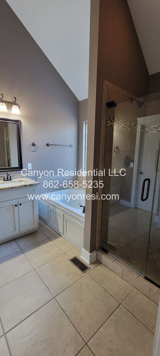 Building Photo - Nice Sized 4 Bed 3 Bath home in great location!