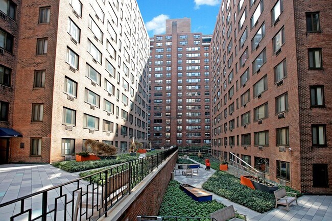 Building Photo - 425 E 63rd St