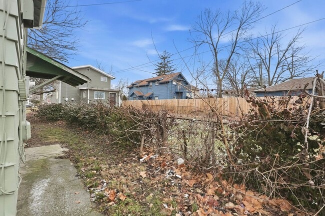 Building Photo - Updated 3-Bedroom Home with New Kitchen & Carpet