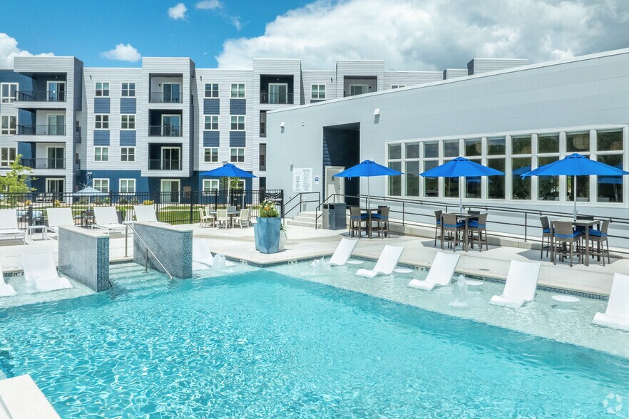 Pool - Signature Pointe