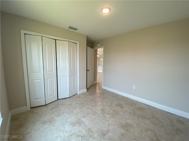 Building Photo - 1000 NE 44th Ln