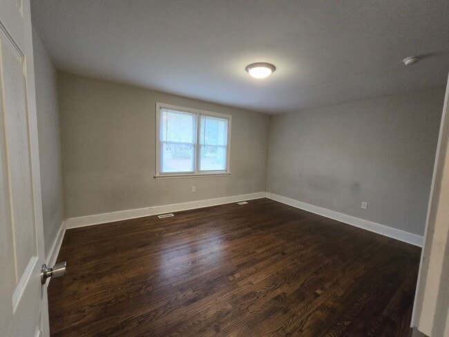 Building Photo - NEW LISTING!!!!!