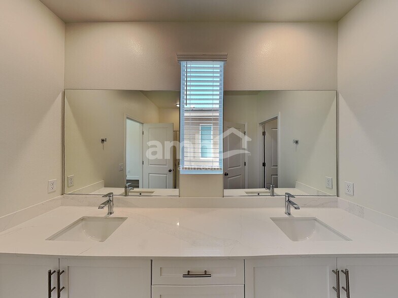 Building Photo - 541 Sacred Lotus Pl