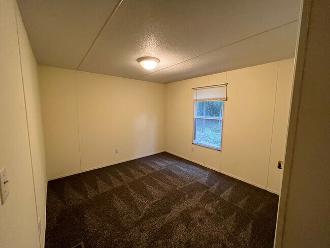 Building Photo - 3 Bedrooms, 2 Bathrooms - Mobile Home in West Rome!