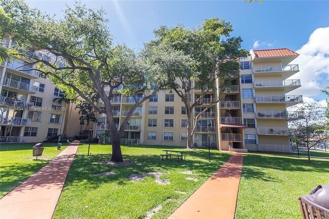 Building Photo - 13120 SW 92nd Ave