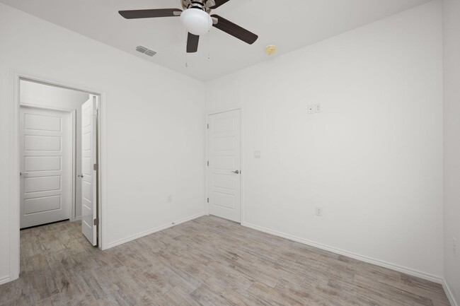 Building Photo - 2328 S Vly Cir