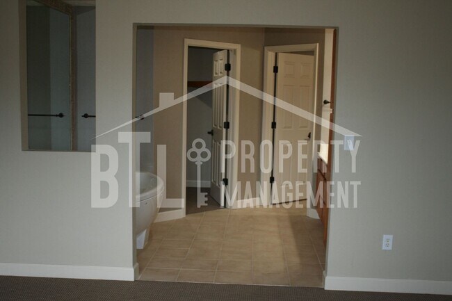 Building Photo - Lake Front! 2 Bedroom Condo in Hollister