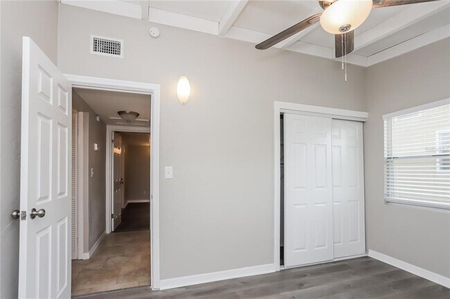 Building Photo - 800 62nd Pl S
