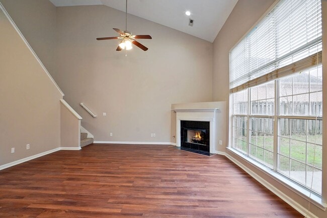 Building Photo - Room to Live, Minutes from Everything 1048 Castlemaine!