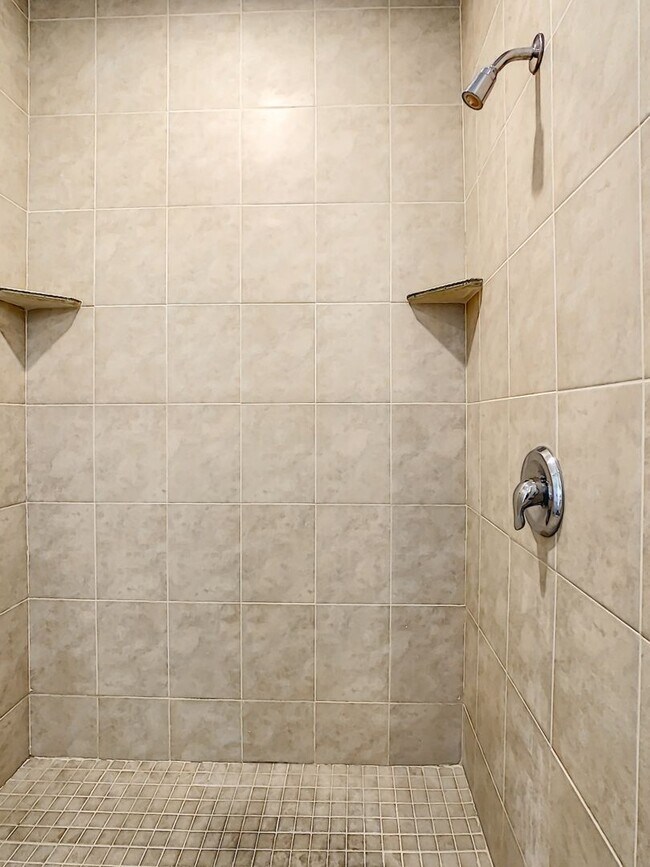 Building Photo - 631 Tahiti Ct