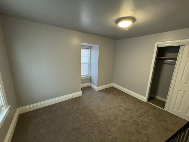 Building Photo - Comfortable 2nd Floor Apartment
