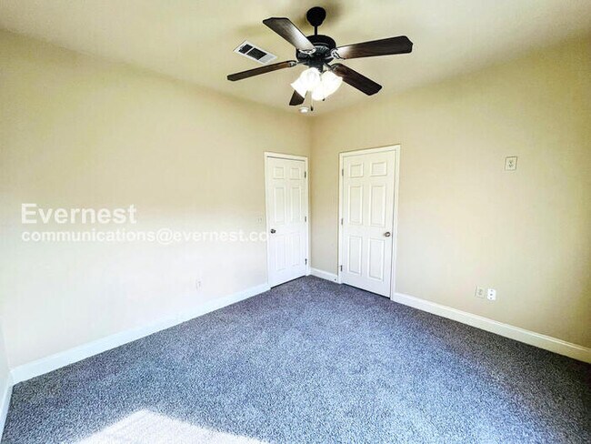 Building Photo - 3 Bed, 2 Bath Home with Garage / Pet-Friendly / Available Now!