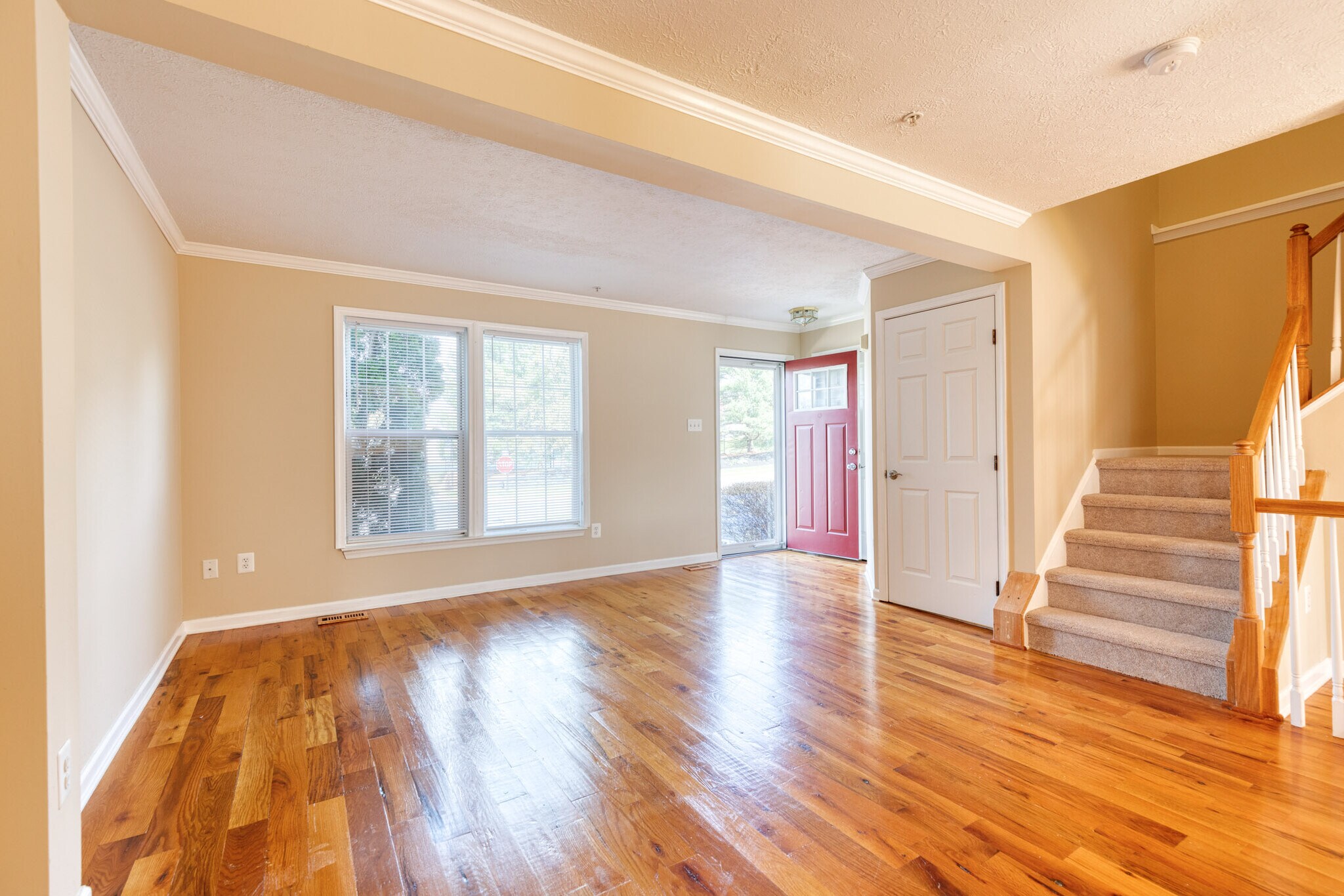 Building Photo - 490 Crestridge Way