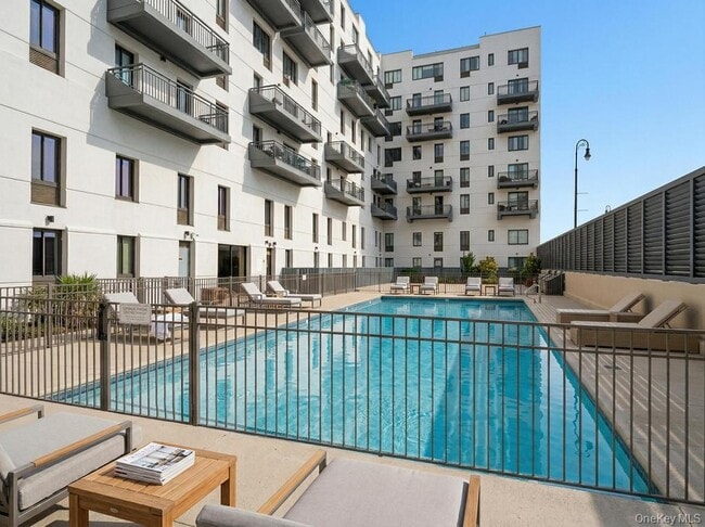 Building Photo - 100 W Broadway