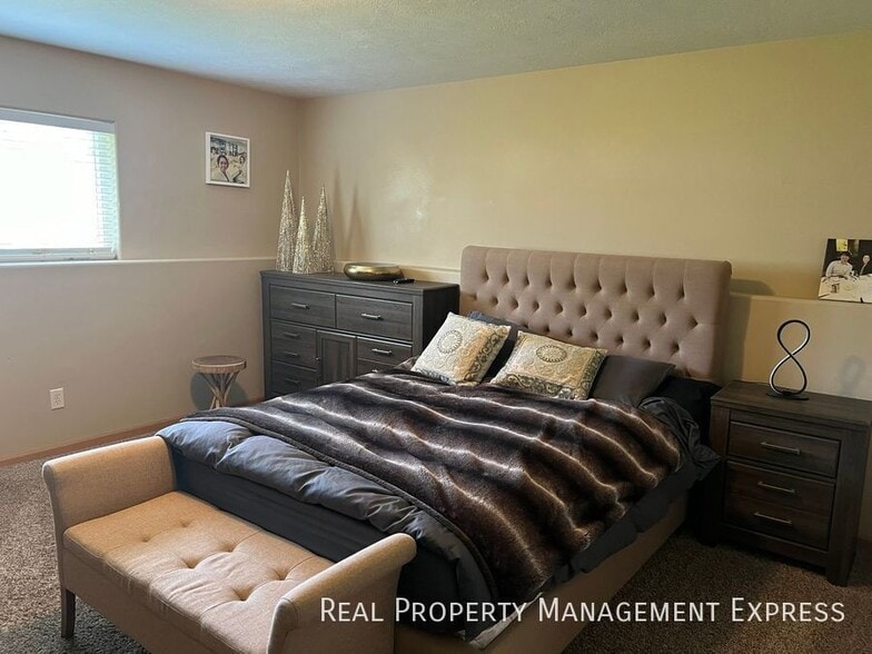 Building Photo - Spacious 5-Bedroom Gem with Open Concept &...