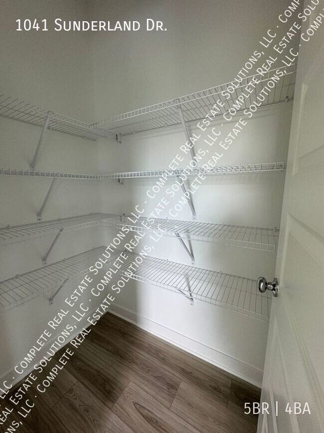 Building Photo - 1041 Sunderland Dr