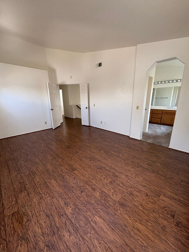 Building Photo - 14333 La Crescenta Ave