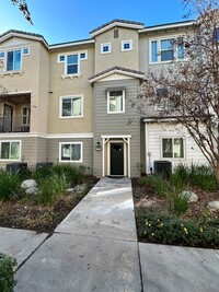 Building Photo - Gorgeous Tri-level Townhouse 3 beds 4baths