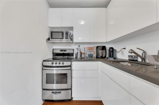 Building Photo - 1542 Drexel Ave