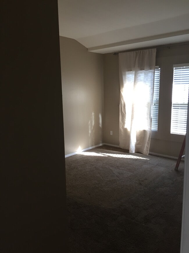 Building Photo - Large Condo with 2 bedrooms, 2 baths