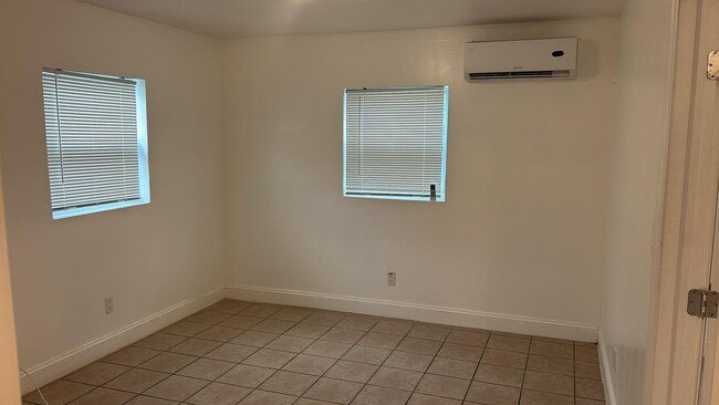 Building Photo - 1140 SW 30th St