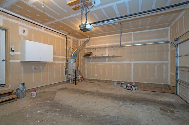 Building Photo - Modern 4 Bedroom, 2.5 Bath Home In Silver Creek w/AC