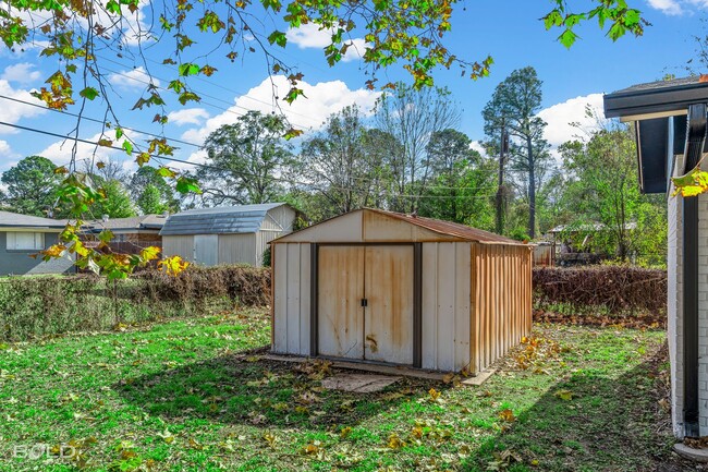 Building Photo - 4 BEDROOM 2 BATH