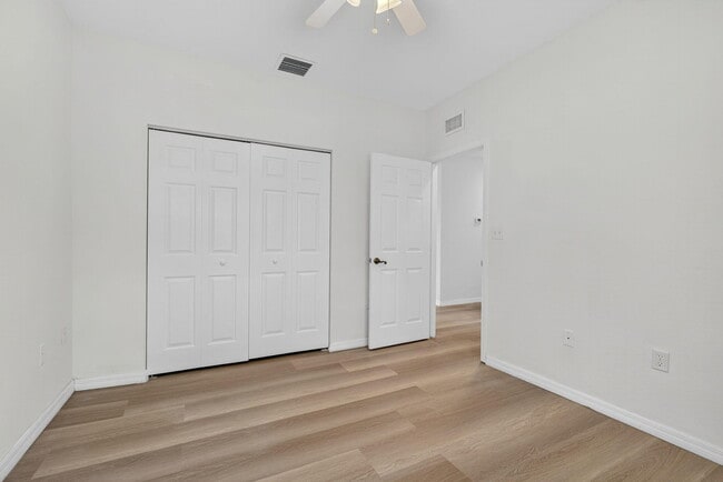 Building Photo - 513 Talia Cir