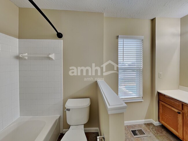 Building Photo - 753 Lakefield Dr